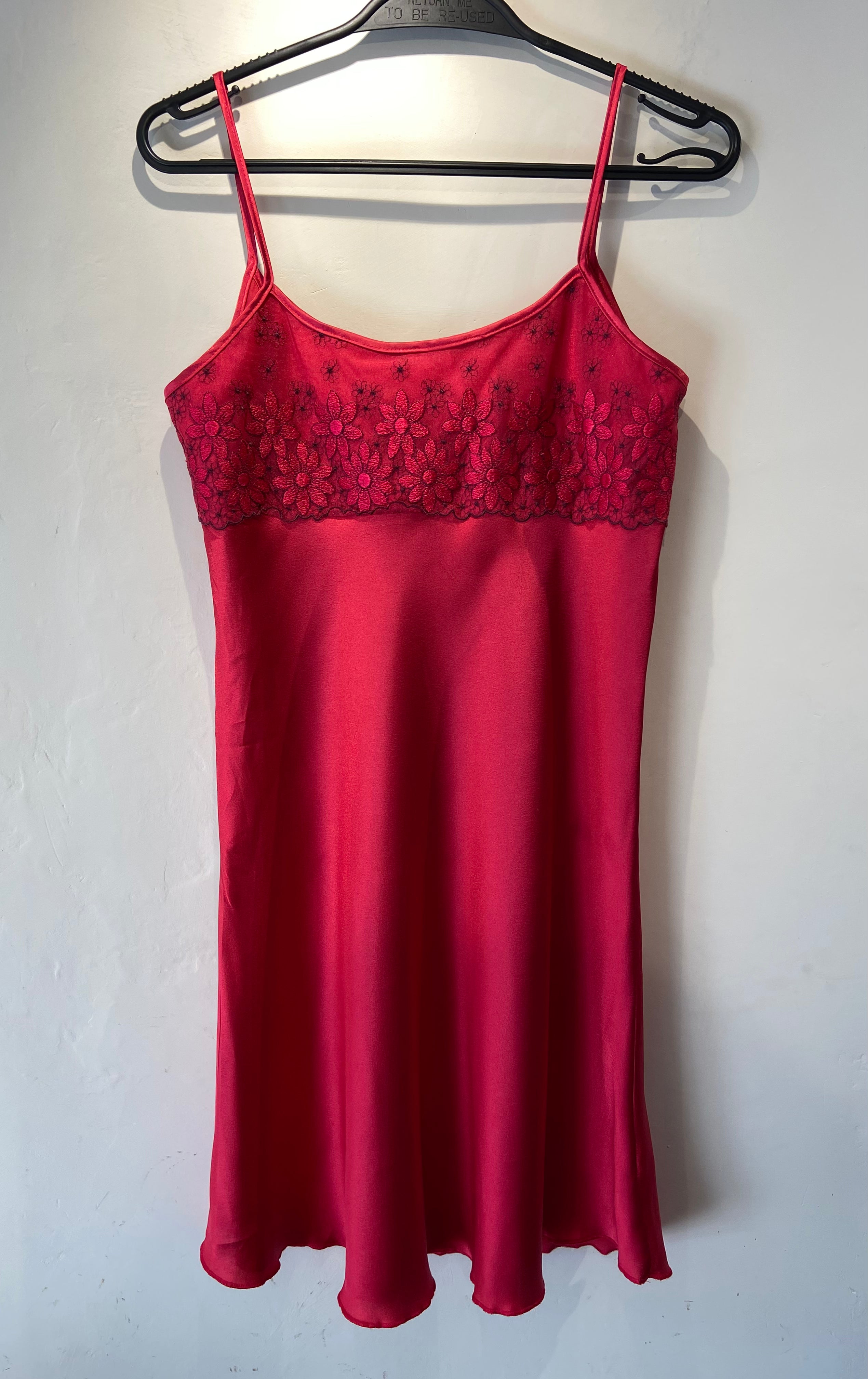 2000's red slip with daisy lace details (10)