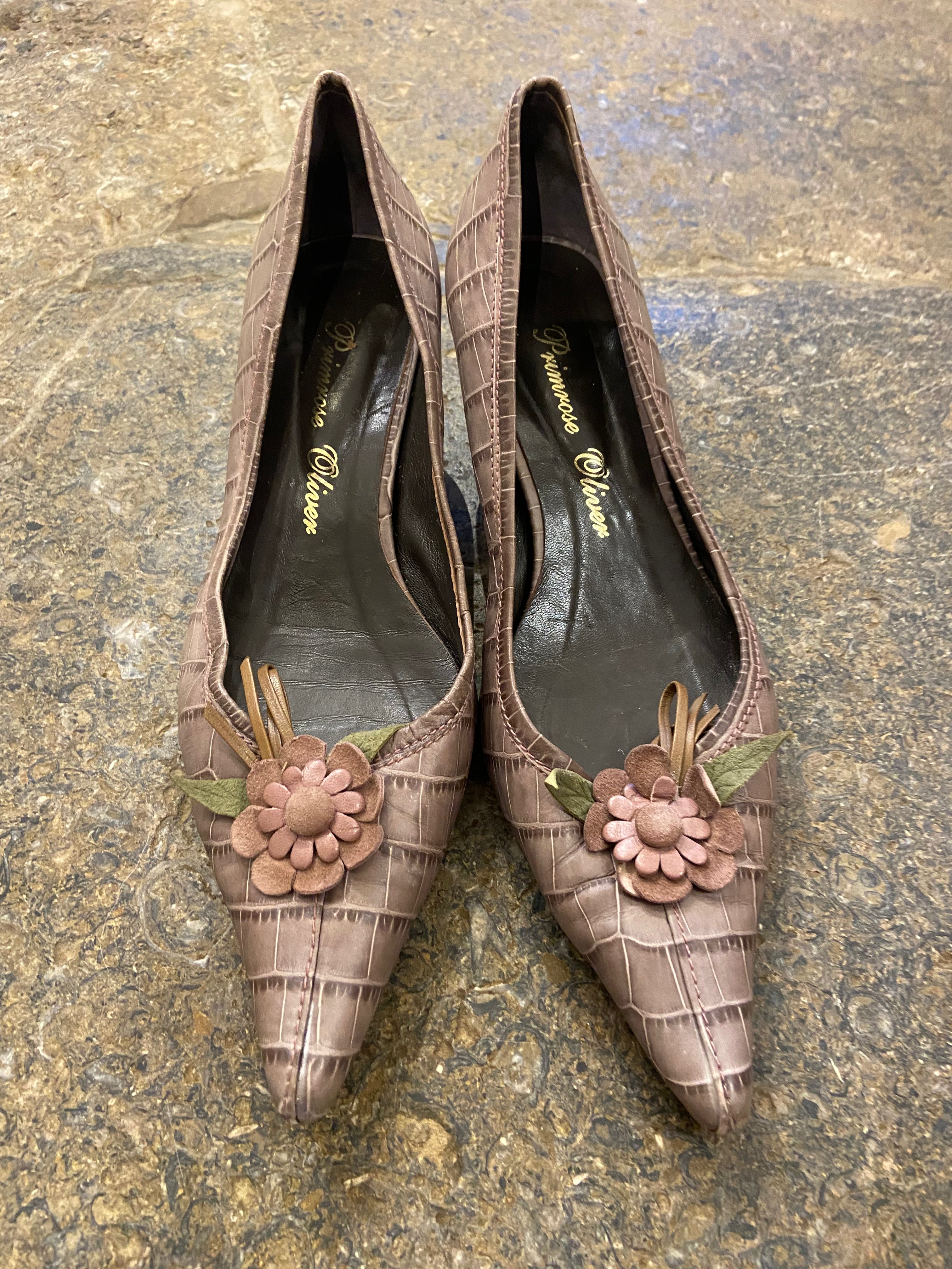 Primrose Oliver Pale brown and Pink kitten heels with flower appliqué (6/39)