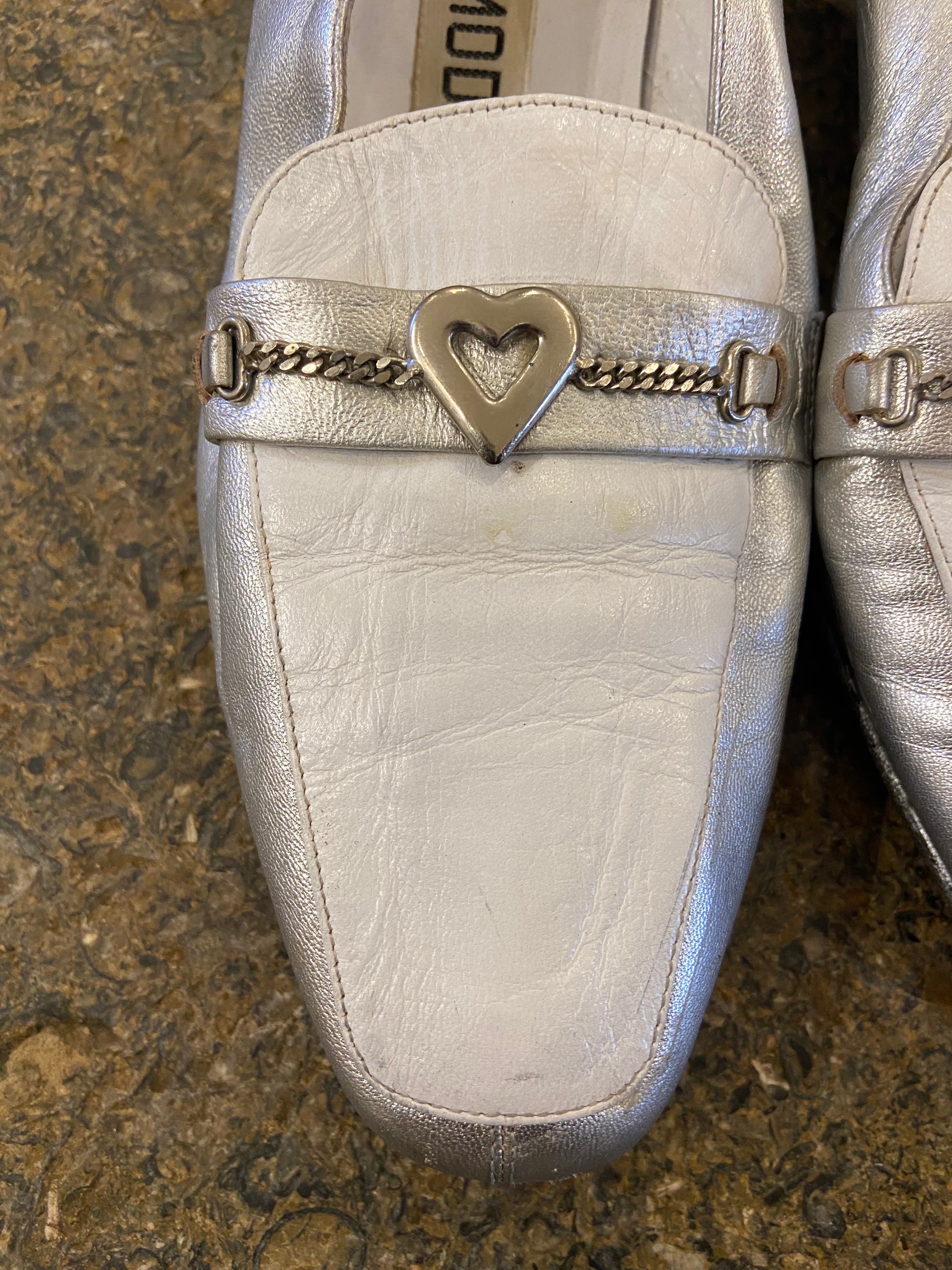 90's White and Silver Heart Loafers (4/37)