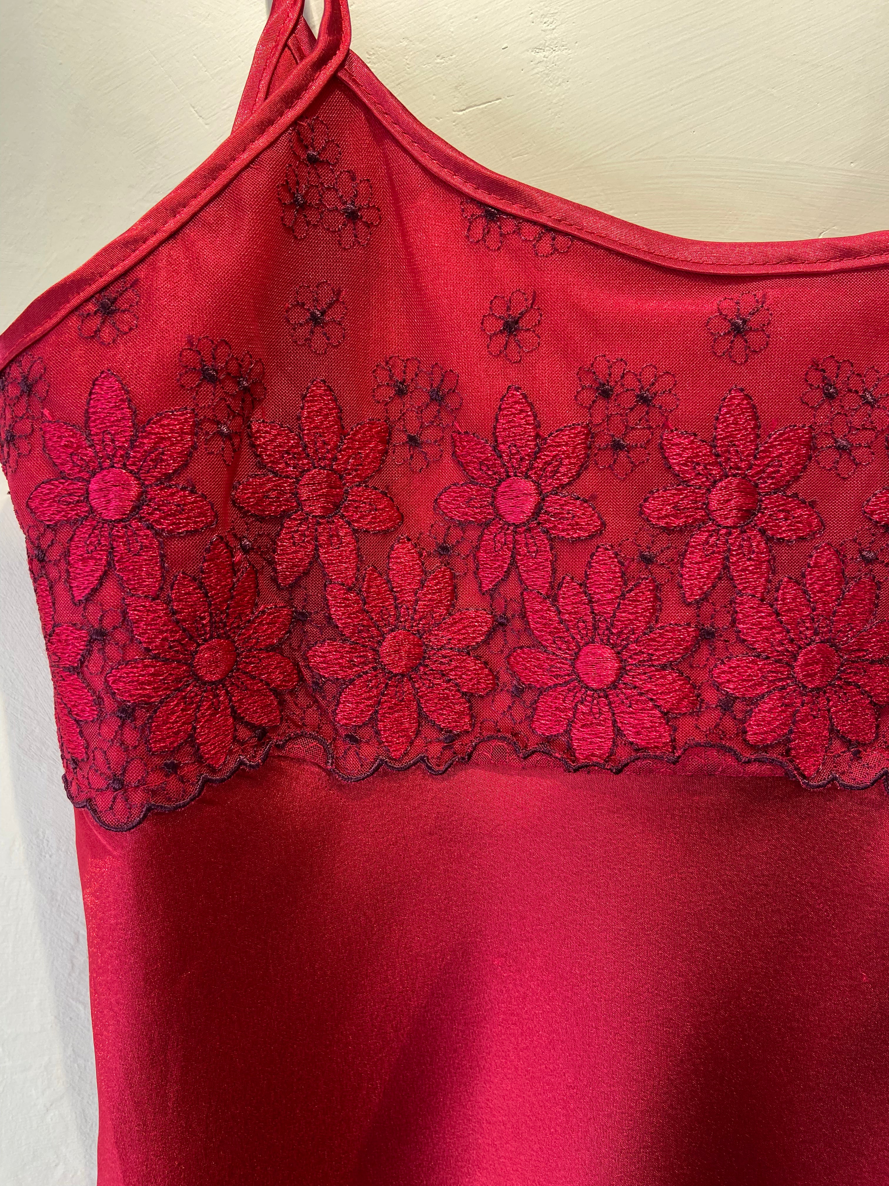 2000's red slip with daisy lace details (10)