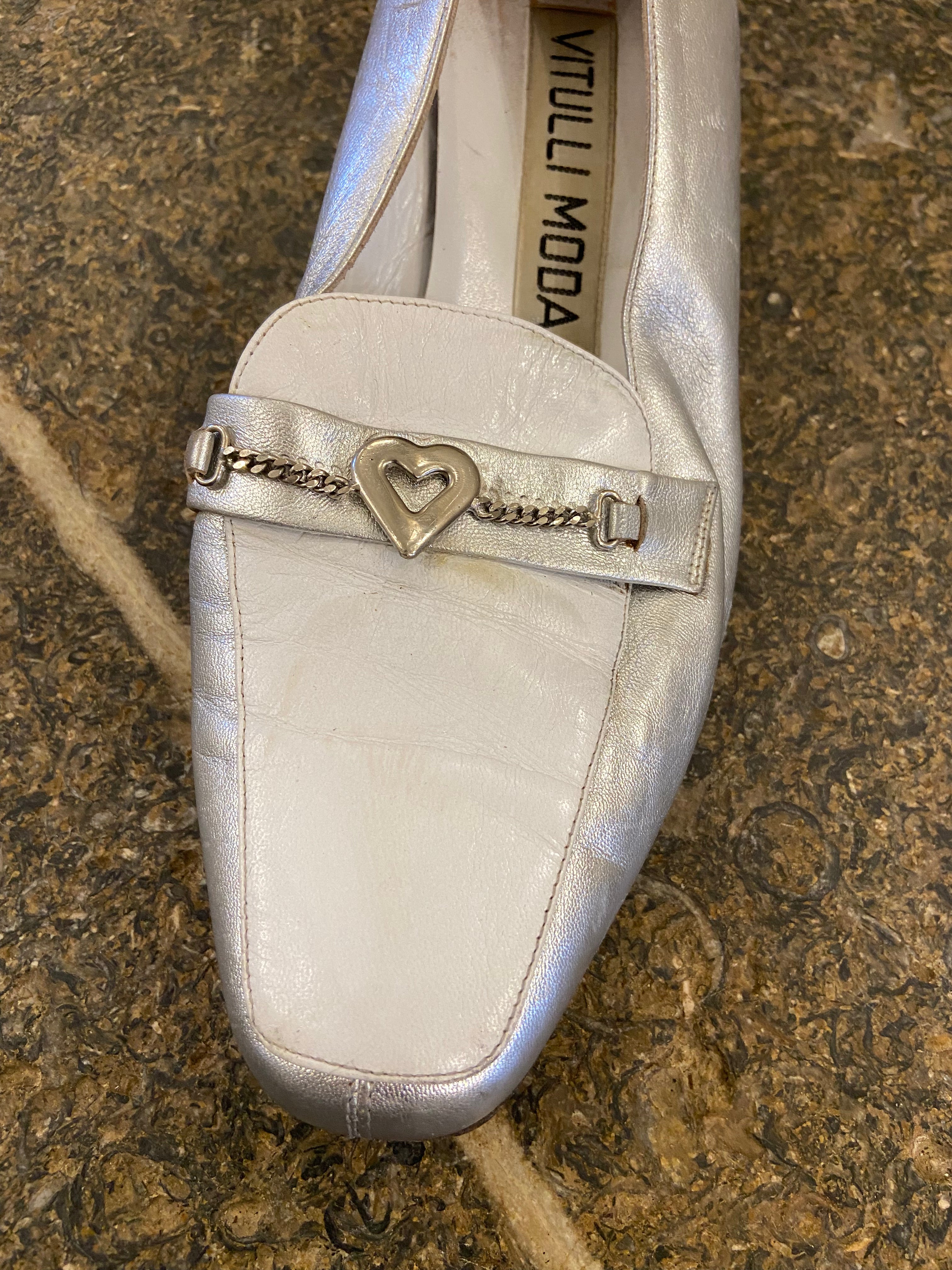 90's White and Silver Heart Loafers (4/37)